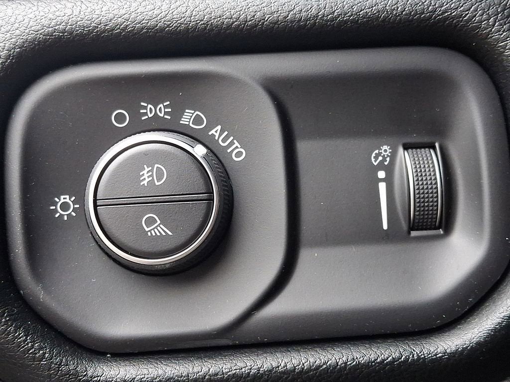 2020 RAM 1500 Big Horn Crew Cab 4x4 5'7" Box