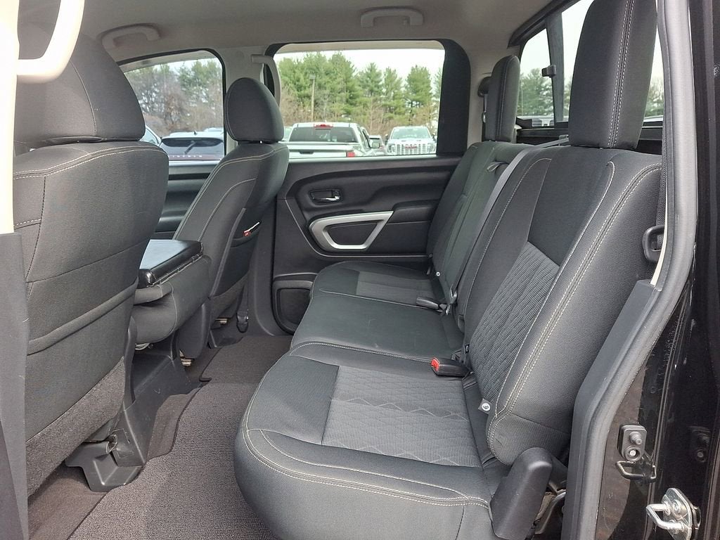 2017 Nissan TITAN SV