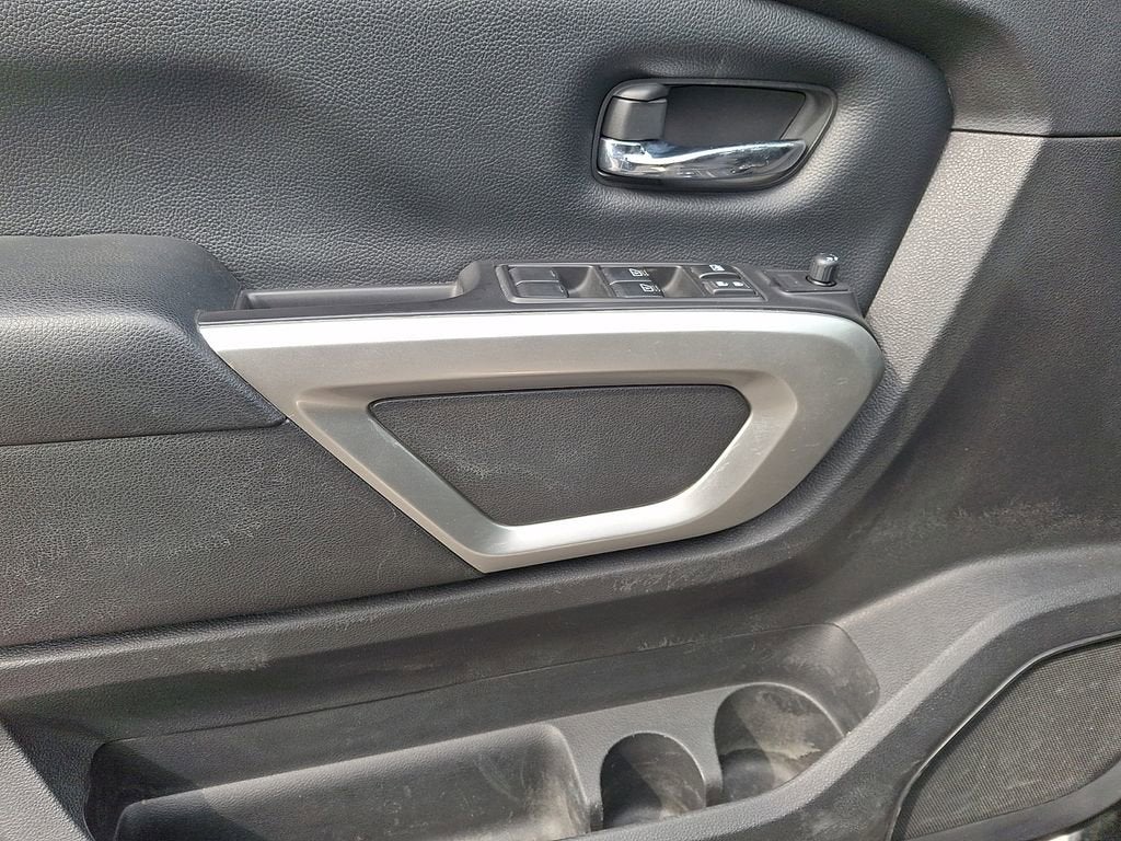 2017 Nissan TITAN SV