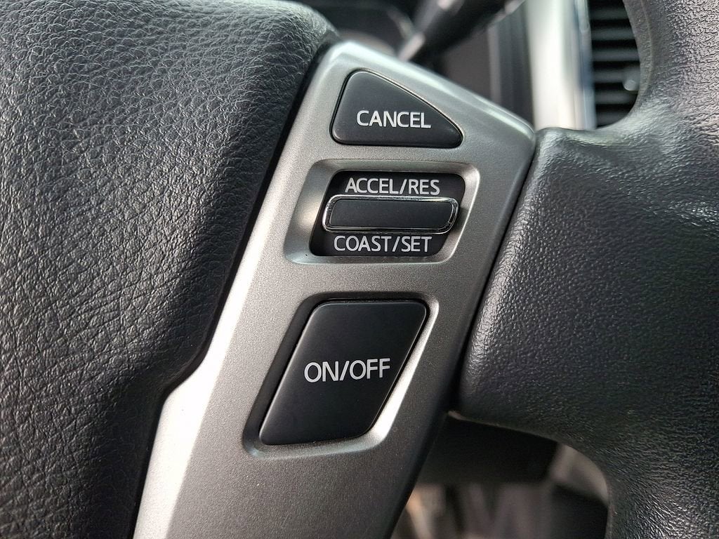 2017 Nissan TITAN SV